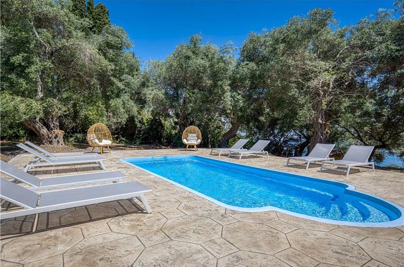 4 bedroom villa with pool by the sea, near Corfu town, sleeps 8