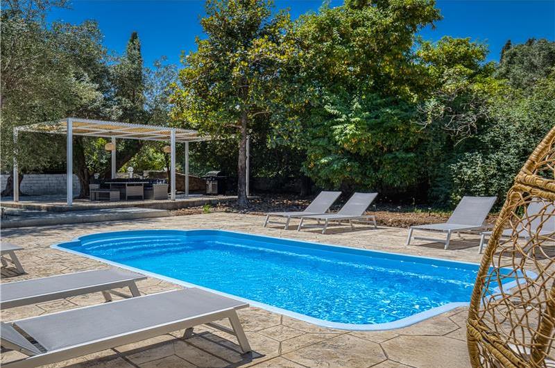 4 bedroom villa with pool by the sea, near Corfu town, sleeps 8