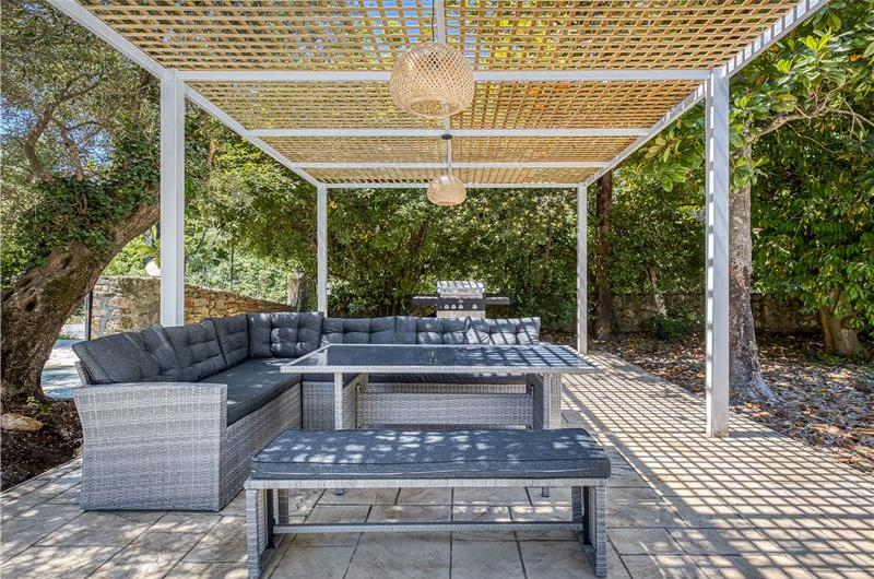 4 bedroom villa with pool by the sea, near Corfu town, sleeps 8