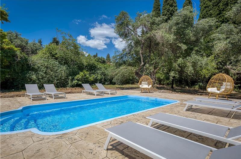 4 bedroom villa with pool by the sea, near Corfu town, sleeps 8
