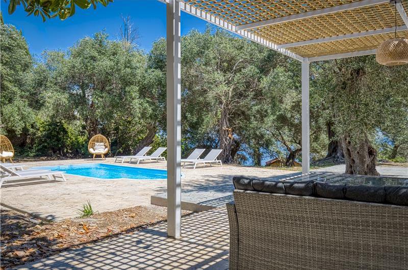 4 bedroom villa with pool by the sea, near Corfu town, sleeps 8