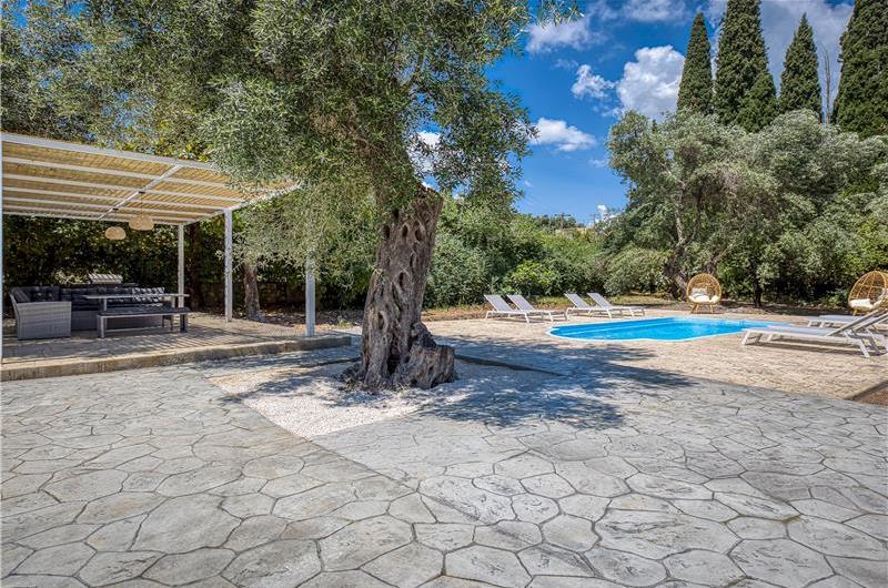 4 bedroom villa with pool by the sea, near Corfu town, sleeps 8