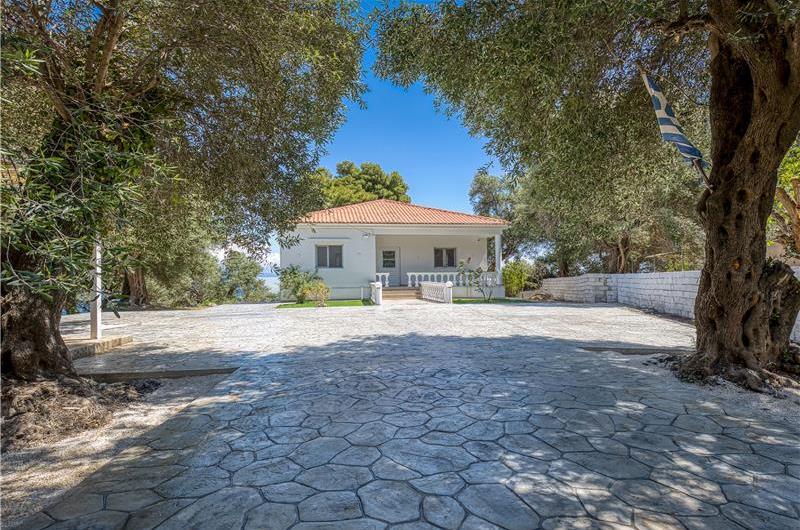 4 bedroom villa with pool by the sea, near Corfu town, sleeps 8