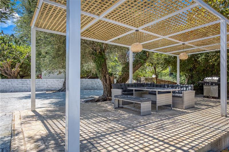 4 bedroom villa with pool by the sea, near Corfu town, sleeps 8