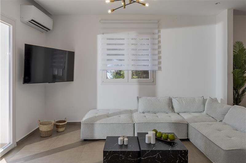 4 bedroom villa with pool by the sea, near Corfu town, sleeps 8