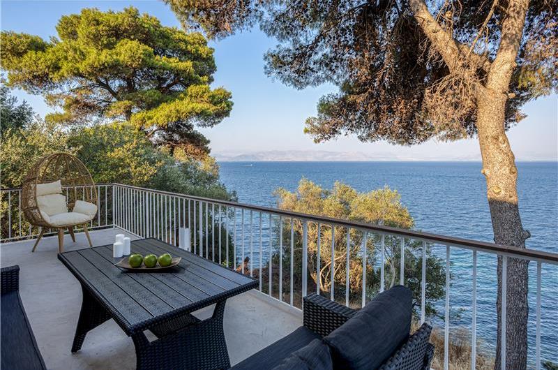 4 bedroom villa with pool by the sea, near Corfu town, sleeps 8