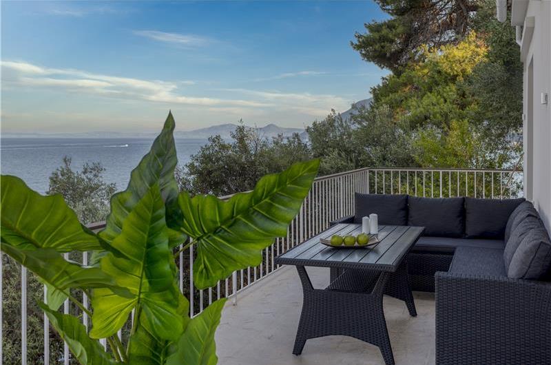 4 bedroom villa with pool by the sea, near Corfu town, sleeps 8