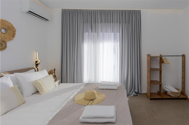 4 bedroom villa with pool by the sea, near Corfu town, sleeps 8