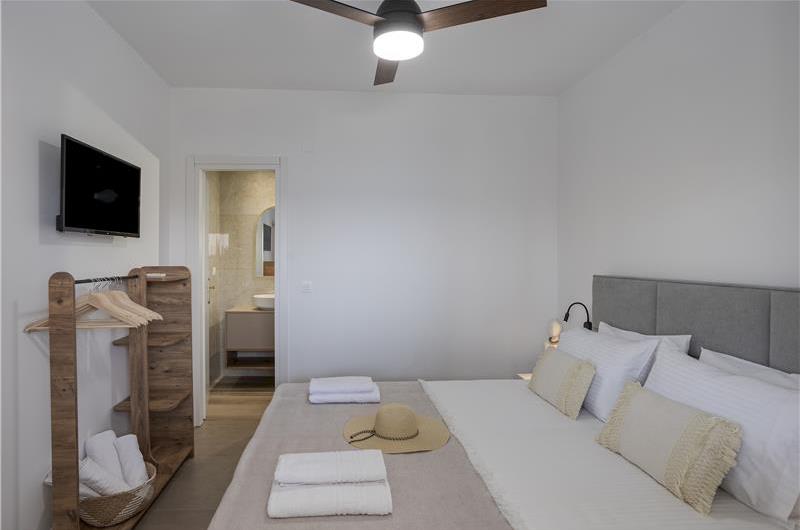 4 bedroom villa with pool by the sea, near Corfu town, sleeps 8