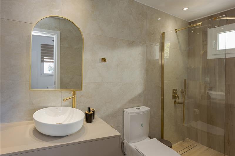 4 bedroom villa with pool by the sea, near Corfu town, sleeps 8