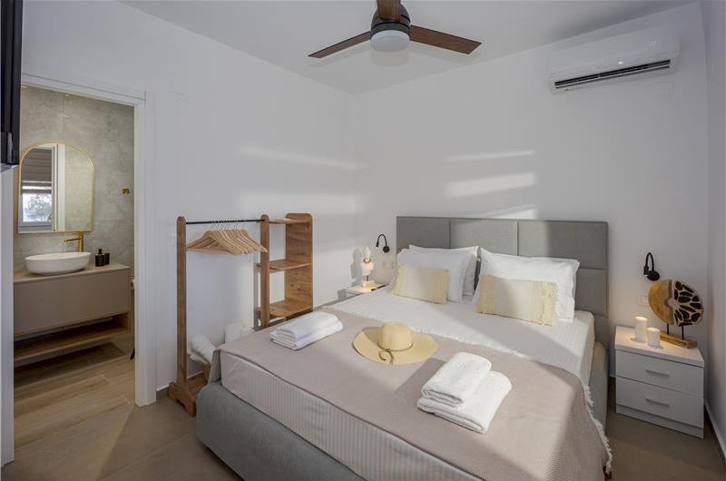 4 bedroom villa with pool by the sea, near Corfu town, sleeps 8