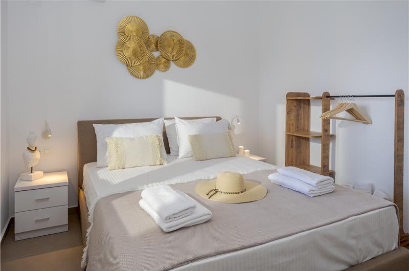 4 bedroom villa with pool by the sea, near Corfu town, sleeps 8