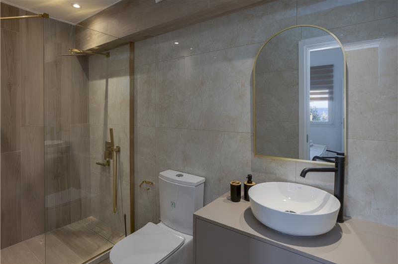 4 bedroom villa with pool by the sea, near Corfu town, sleeps 8