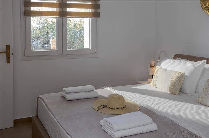 4 bedroom villa with pool by the sea, near Corfu town, sleeps 8