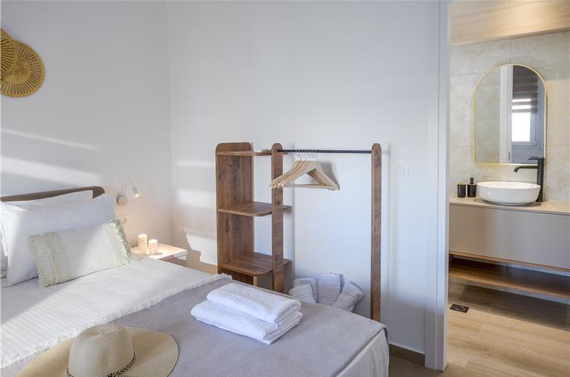 4 bedroom villa with pool by the sea, near Corfu town, sleeps 8