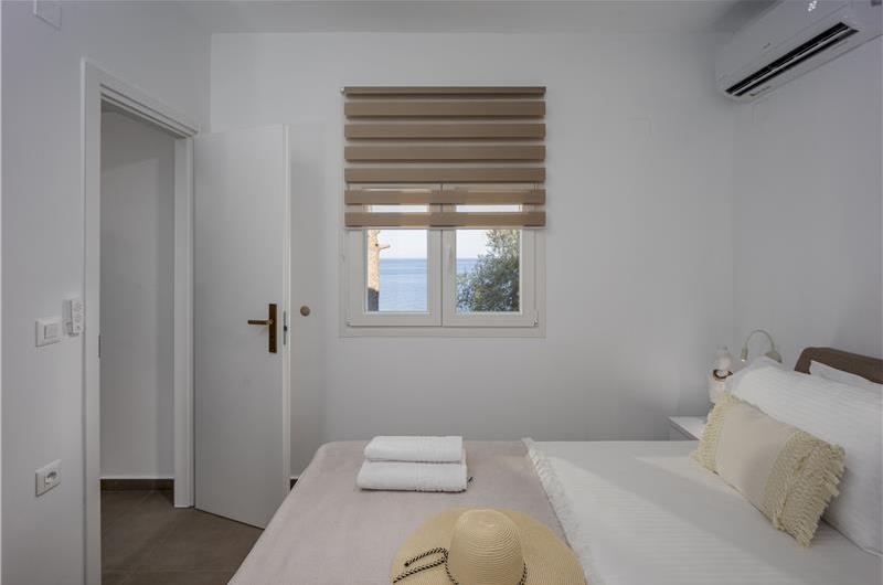 4 bedroom villa with pool by the sea, near Corfu town, sleeps 8