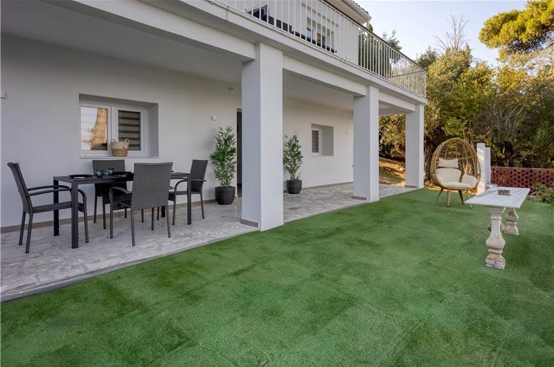 4 bedroom villa with pool by the sea, near Corfu town, sleeps 8