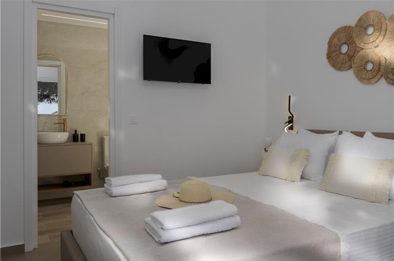 4 bedroom villa with pool by the sea, near Corfu town, sleeps 8