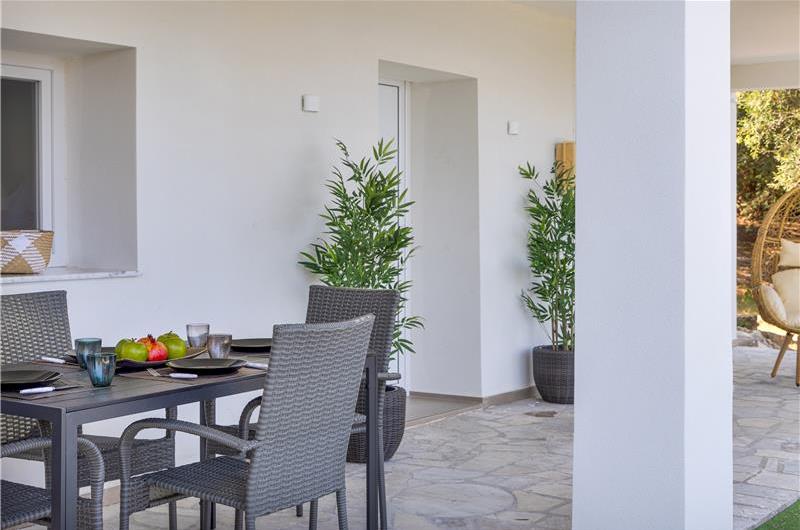 4 bedroom villa with pool by the sea, near Corfu town, sleeps 8