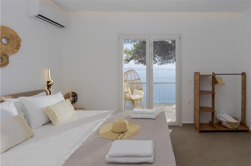 4 bedroom villa with pool by the sea, near Corfu town, sleeps 8