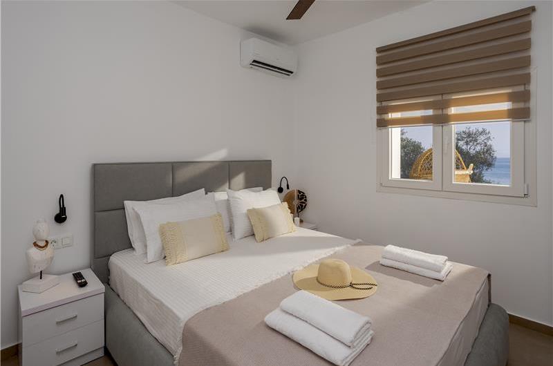 4 bedroom villa with pool by the sea, near Corfu town, sleeps 8