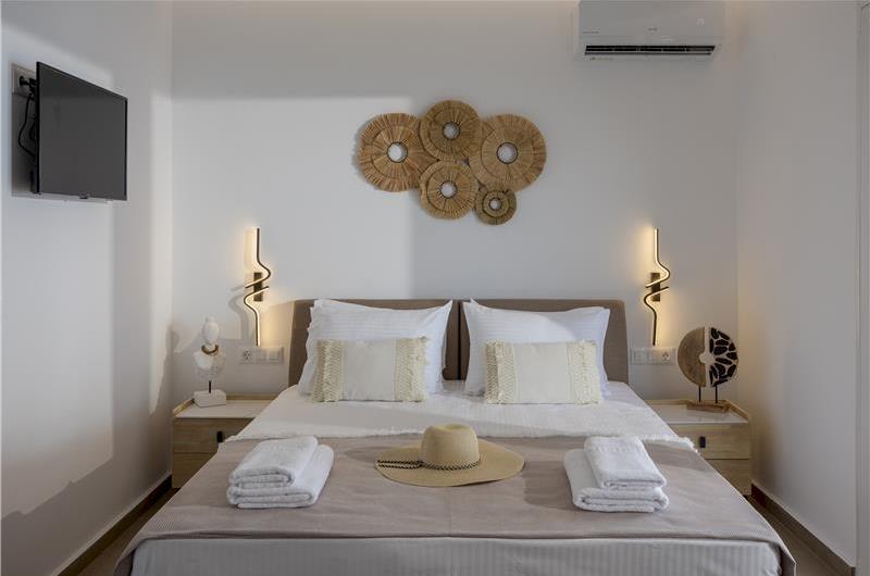 4 bedroom villa with pool by the sea, near Corfu town, sleeps 8