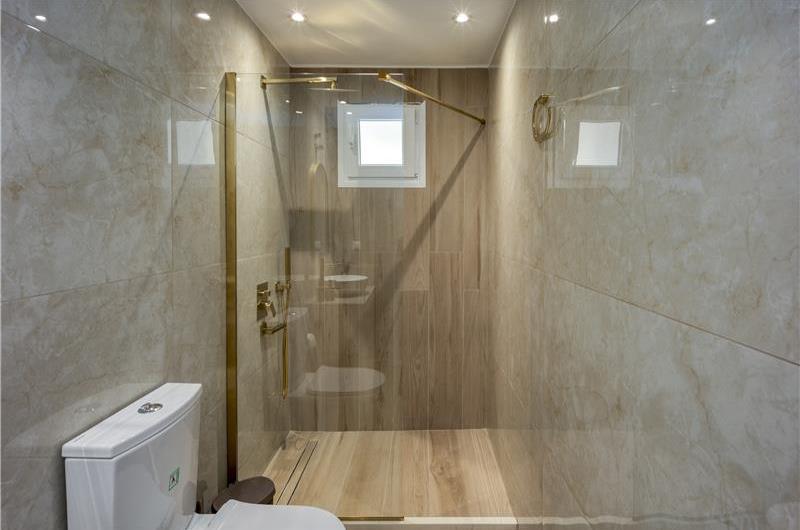 4 bedroom villa with pool by the sea, near Corfu town, sleeps 8