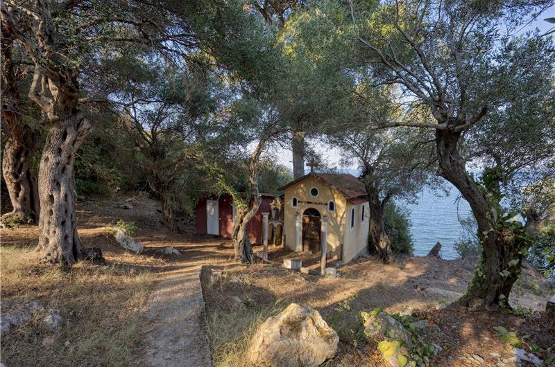 4 bedroom villa with pool by the sea, near Corfu town, sleeps 8