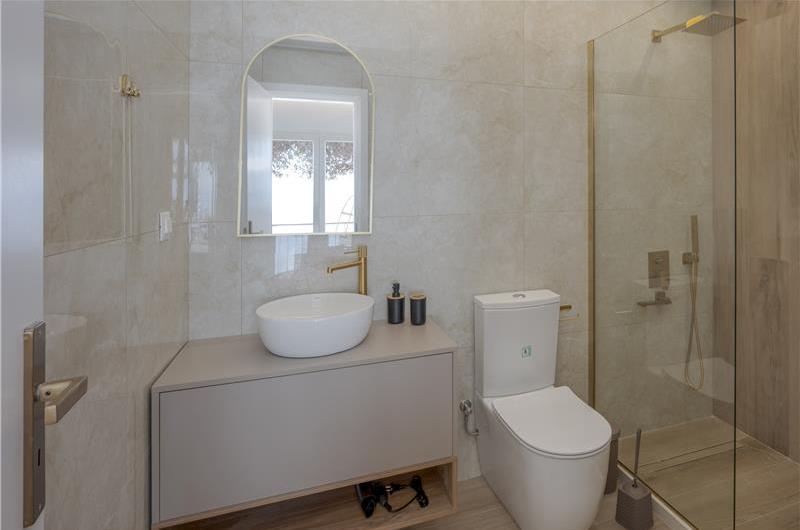 4 bedroom villa with pool by the sea, near Corfu town, sleeps 8