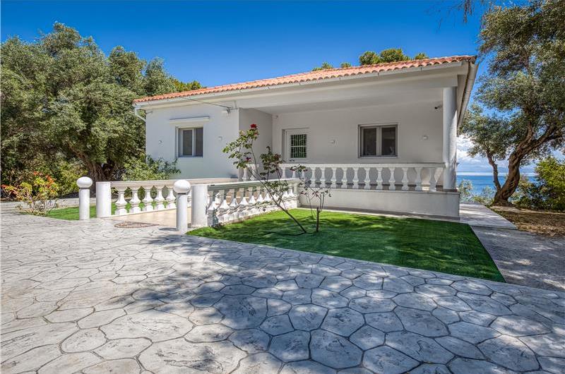 4 bedroom villa with pool by the sea, near Corfu town, sleeps 8