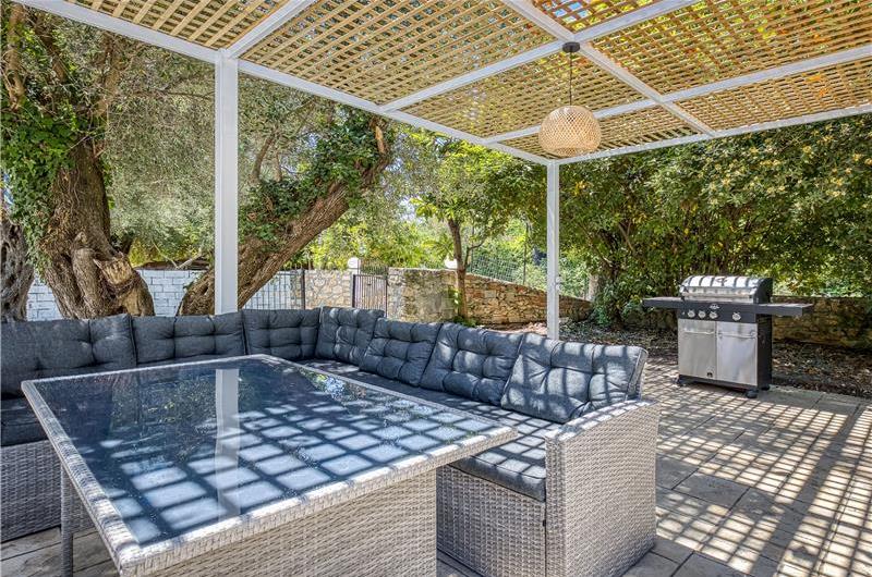 4 bedroom villa with pool by the sea, near Corfu town, sleeps 8