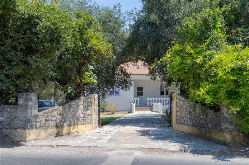 4 bedroom villa with pool by the sea, near Corfu town, sleeps 8