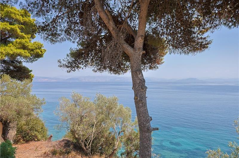 4 bedroom villa with pool by the sea, near Corfu town, sleeps 8