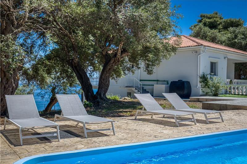 4 bedroom villa with pool by the sea, near Corfu town, sleeps 8