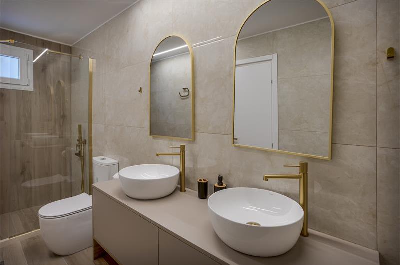 4 bedroom villa with pool by the sea, near Corfu town, sleeps 8