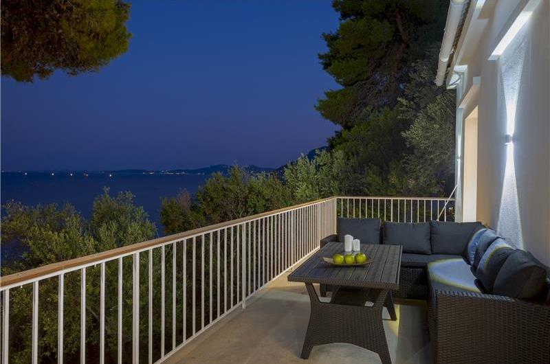 4 bedroom villa with pool by the sea, near Corfu town, sleeps 8