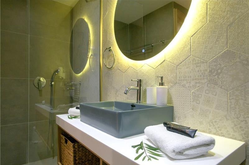 3 bedroom villa with pool & seaview, near Acharavi, sleeps 6