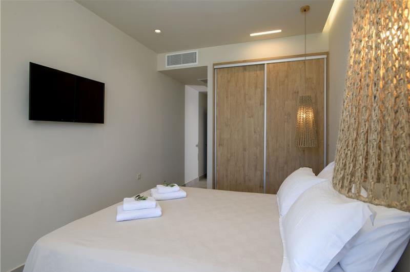 3 bedroom villa with pool & sea view, near Acharavi, sleeps 6