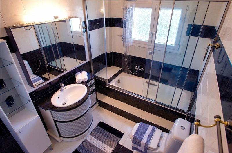 8 Bedroom villa with pool & seaview, near Acharavi, sleeps 16-18