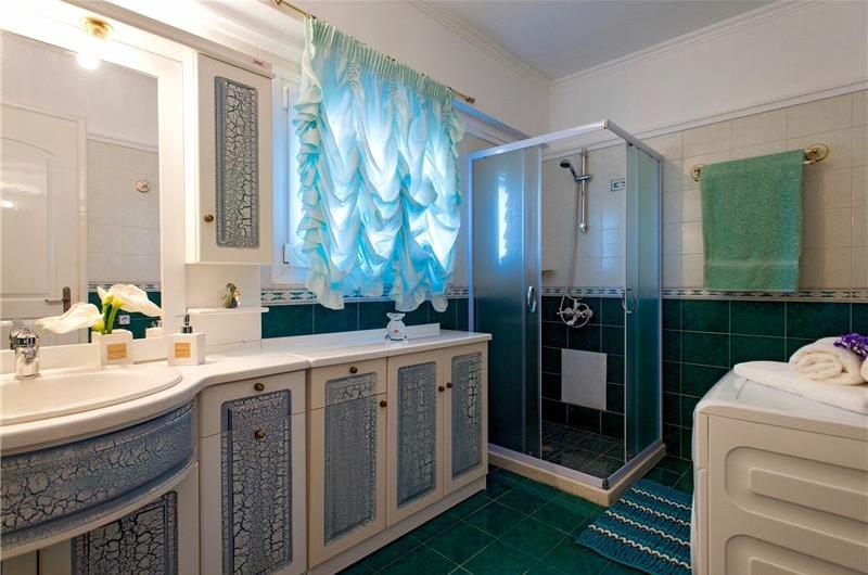 8 Bedroom villa with pool & seaview, near Acharavi, sleeps 16-18