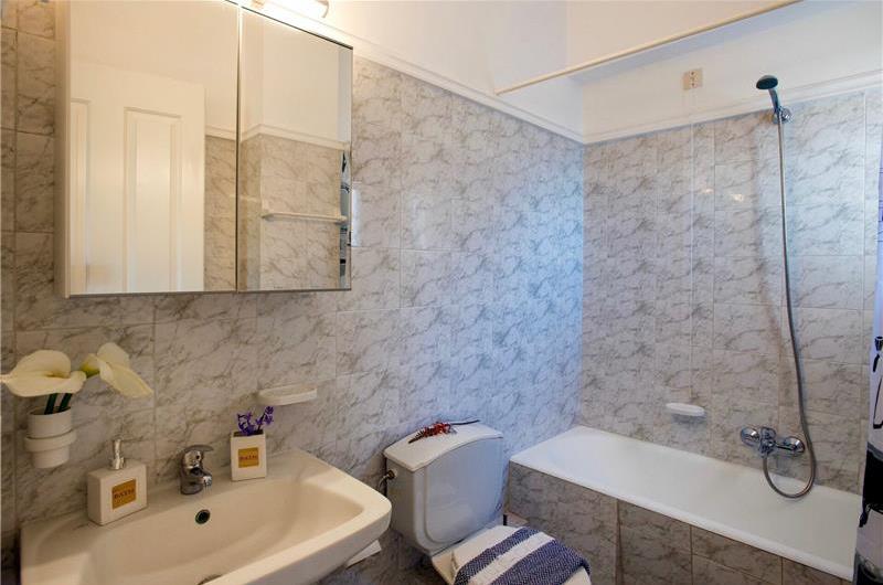 8 Bedroom villa with pool & seaview, near Acharavi, sleeps 16-18