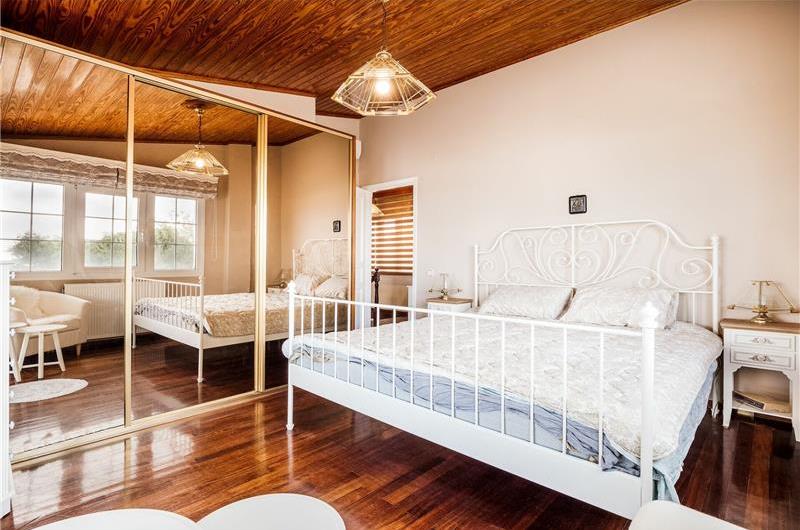 8 Bedroom villa with pool & seaview, near Acharavi, sleeps 16-18