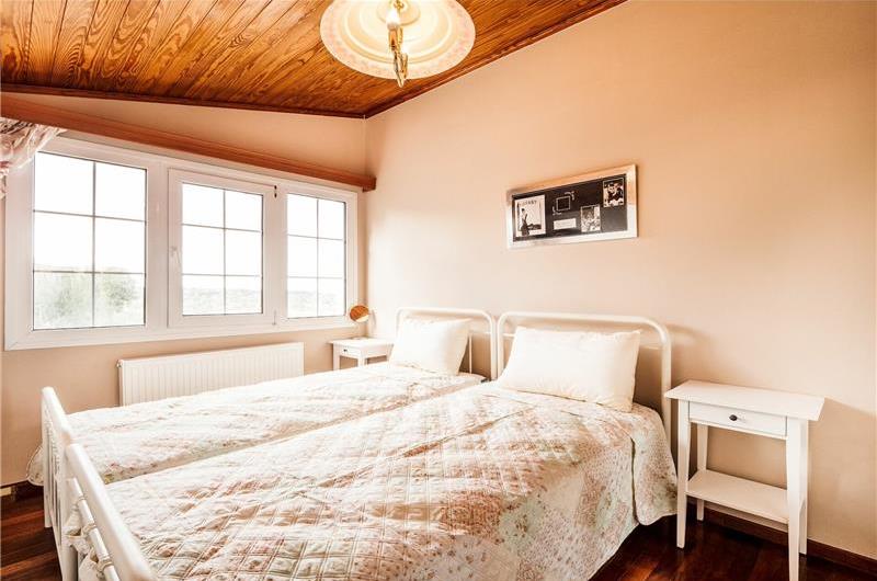 8 Bedroom villa with pool & seaview, near Acharavi, sleeps 16-18