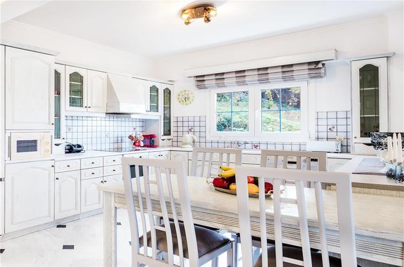 8 Bedroom villa with pool & seaview, near Acharavi, sleeps 16-18