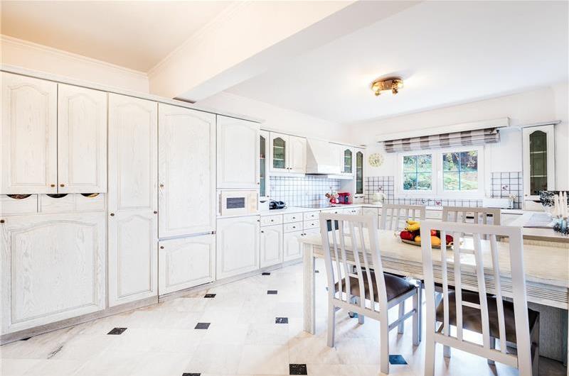 8 Bedroom villa with pool & seaview, near Acharavi, sleeps 16-18