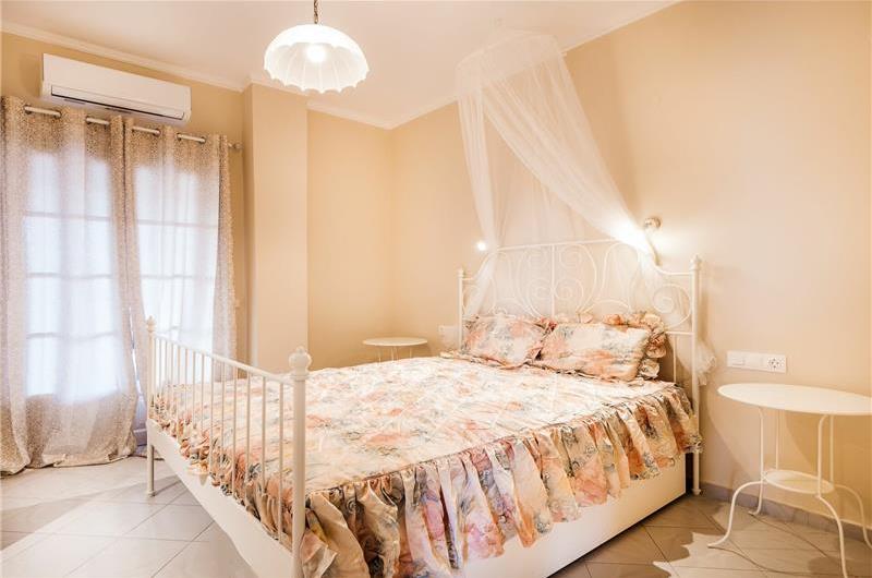 8 Bedroom villa with pool & seaview, near Acharavi, sleeps 16-18