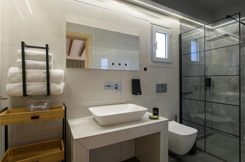 3 bedroom seaside villa with pool & jacuzzi, near Acharavi, sleeps 6