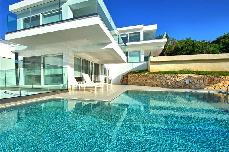 4 bedroom villa with pool & seaview, near Acharavi, sleeps 9