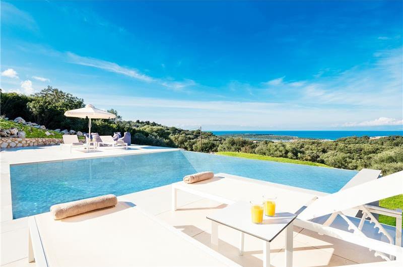 4 bedroom villa with pool & seaview, near Acharavi, sleeps 9