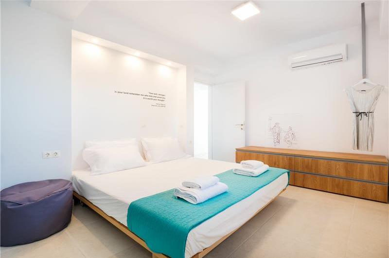 4 bedroom villa with pool & seaview, near Acharavi, sleeps 9